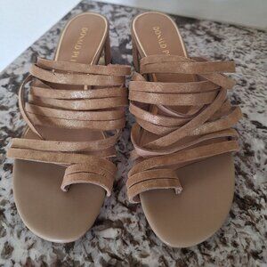 Donald‎ Pliner heel sandals size 8M